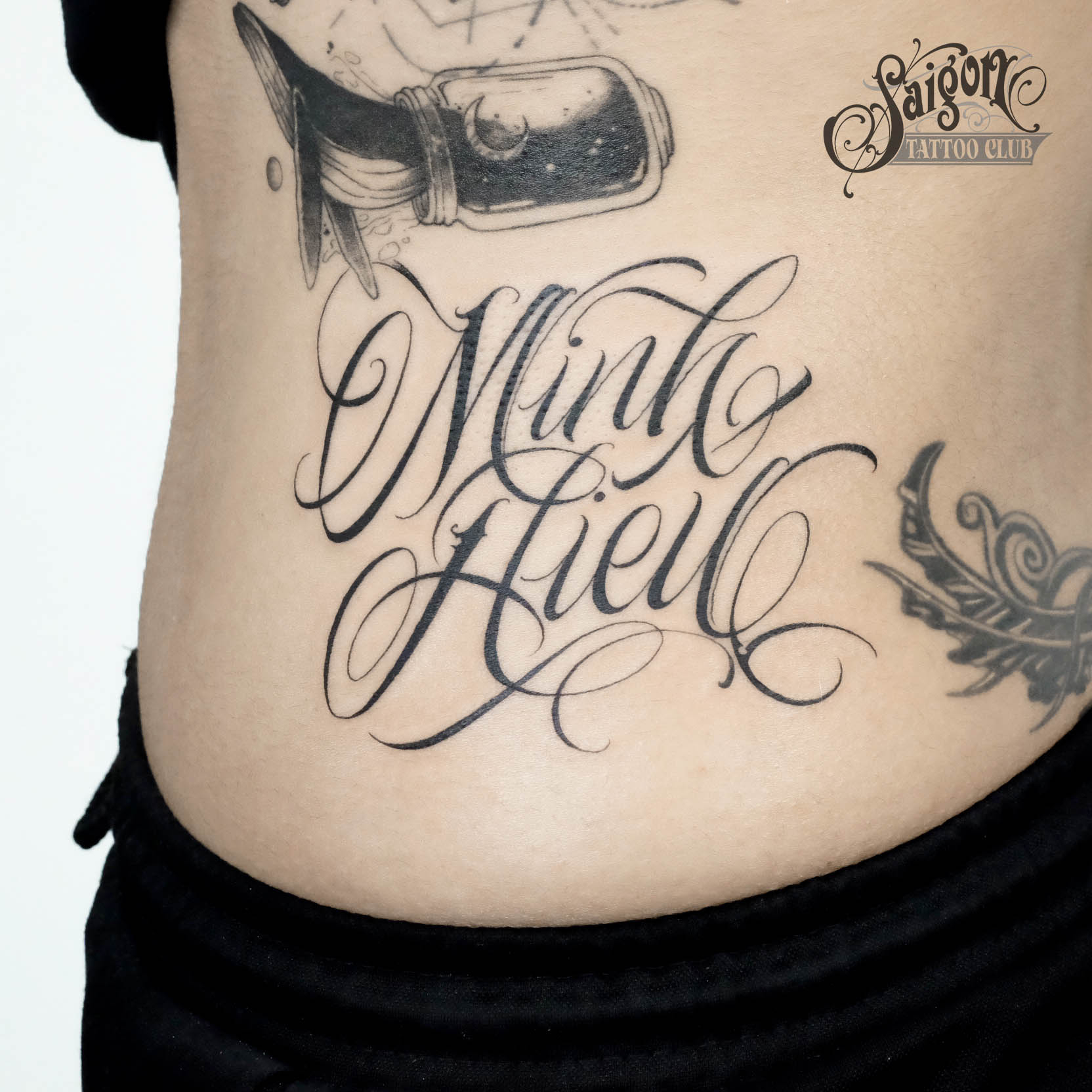 Hình xăm chữ đẹp cho nữ – lettering tattoo
