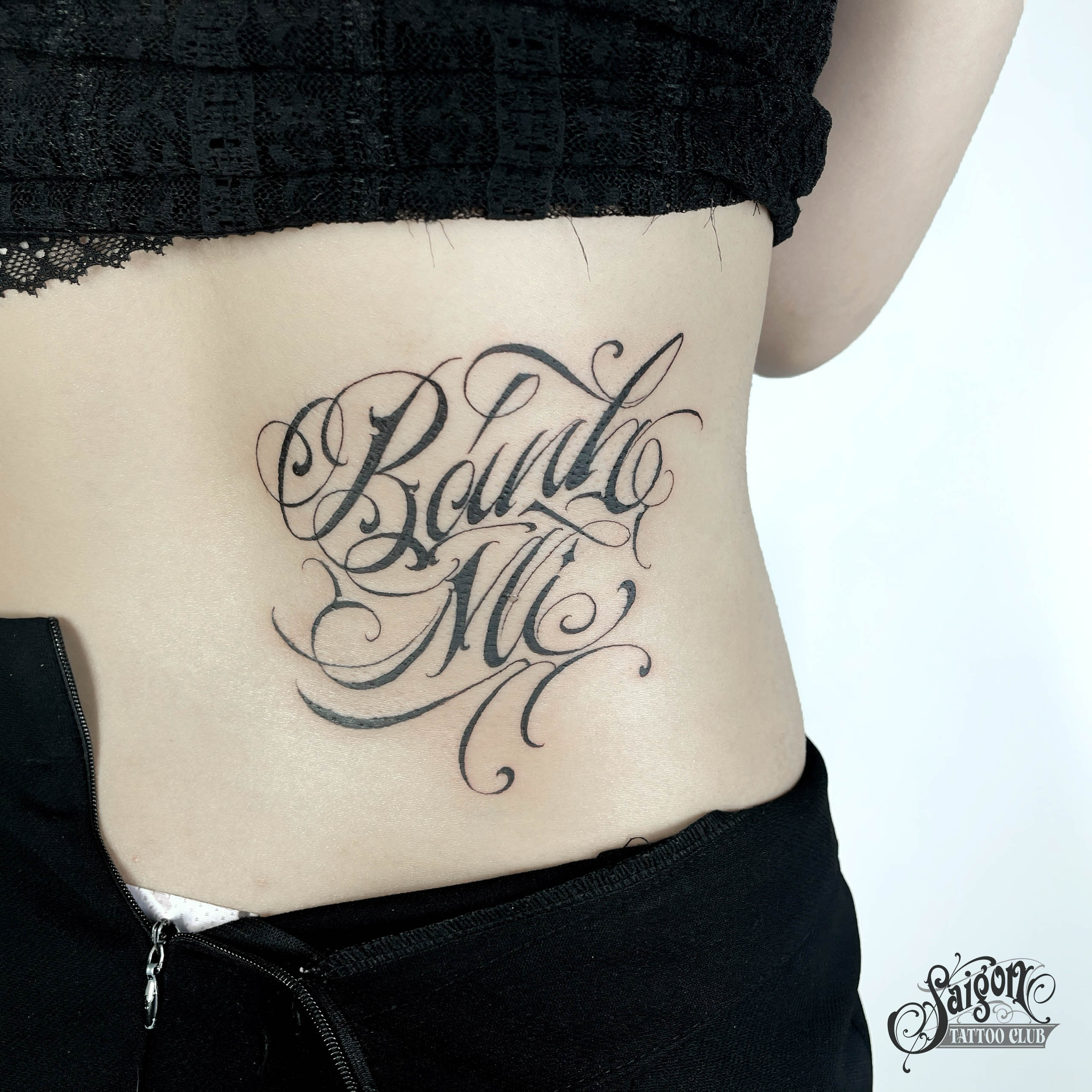 Hình xăm chữ đẹp cho nữ – lettering tattoo